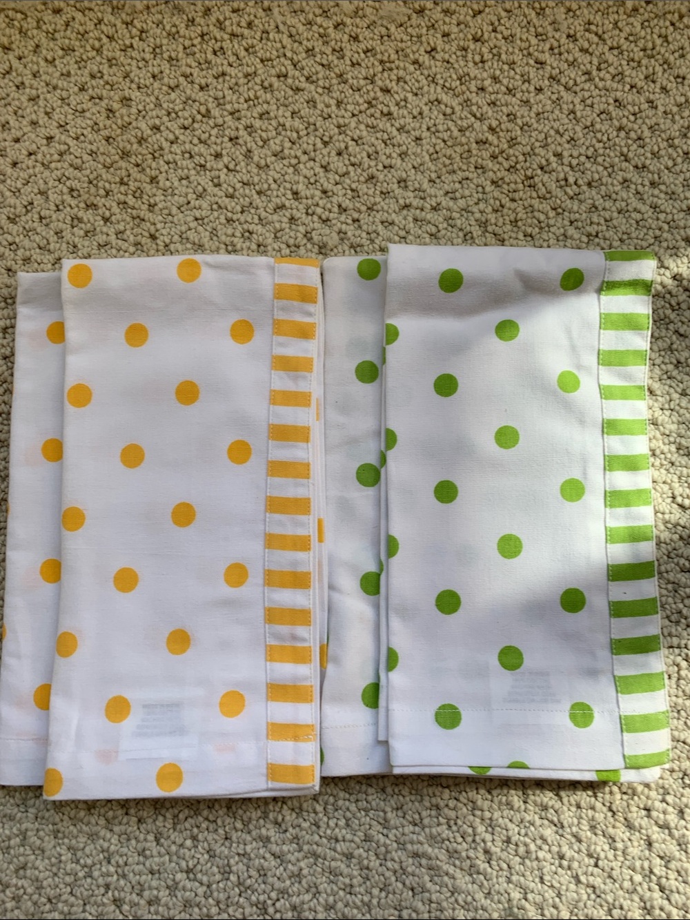 🍏Crate and Barrel 4 cloth napkins polka dots